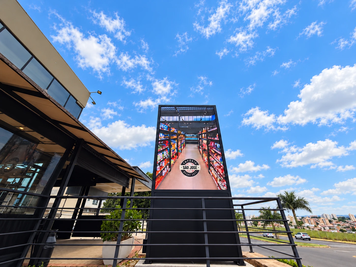 Painel vertical de LED instalado em frente ao Empório São José